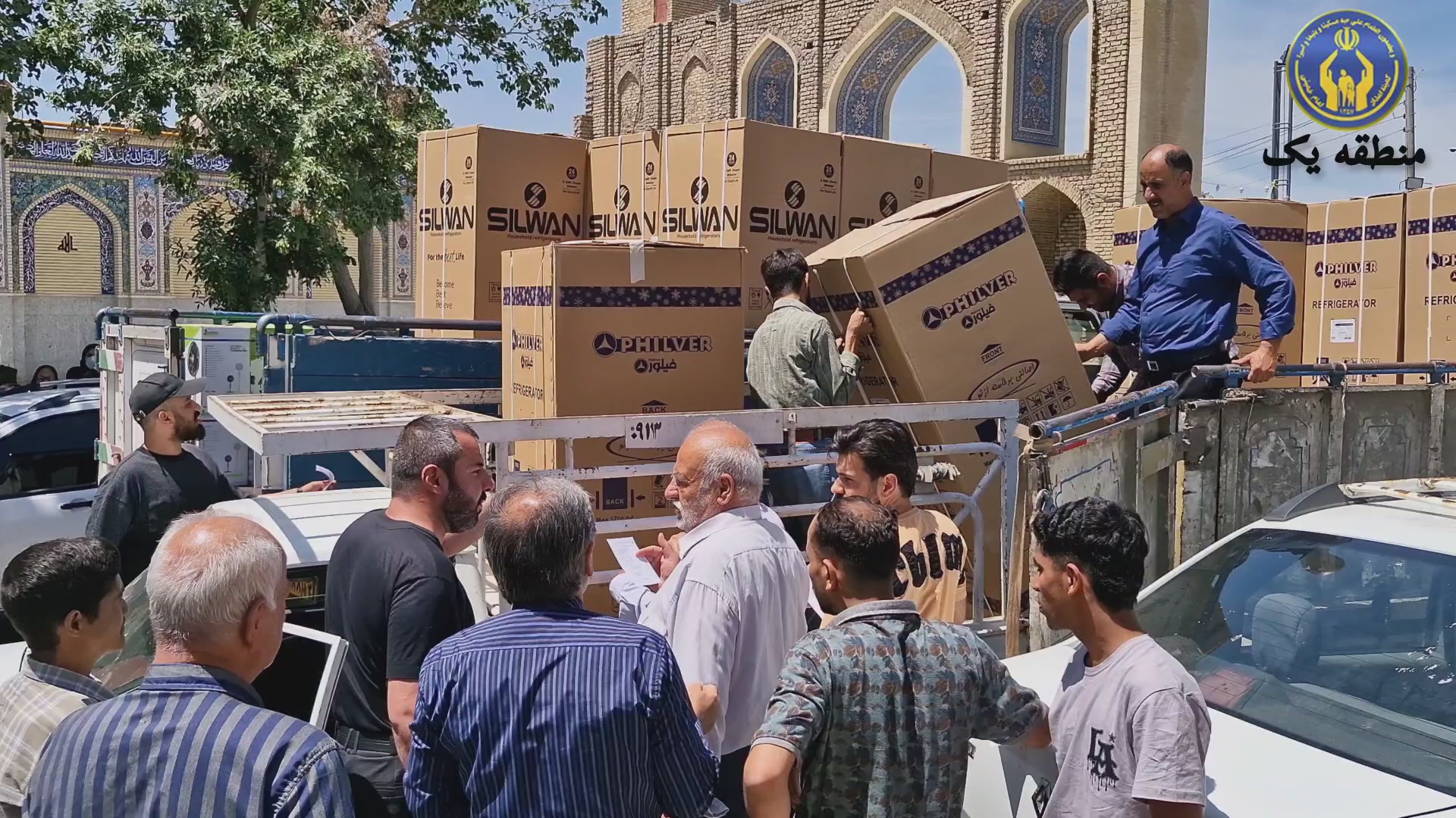 توزیع لوازم ضروری زندگی بین خانوارهای تحت حمایت کمیته امداد منطقه یک اصفهان